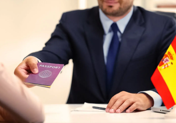 ¡Sueño cumplido! Un paso fundamental hacia un futuro en España. Hoy celebramos la entrega del pasaporte/tarjeta de residencia, fruto de la perseverancia y un proceso bien llevado. ¡Bienvenido/a a la legalidad plena!