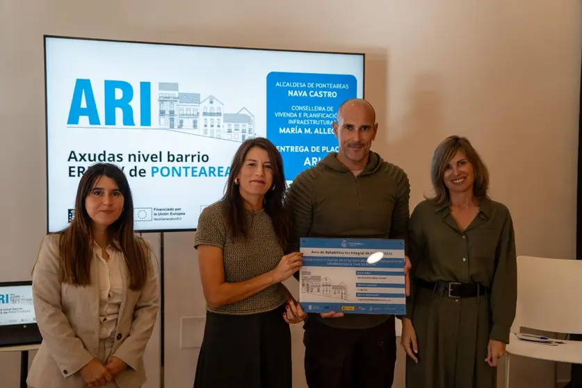 La conselleira de Vivenda e Planificaci&oacute;n de Infraestruturas particip&oacute; hoy en el acto de entrega de las placas identificadoras en estas viviendas en el ayuntamiento pontevedr&eacute;s.