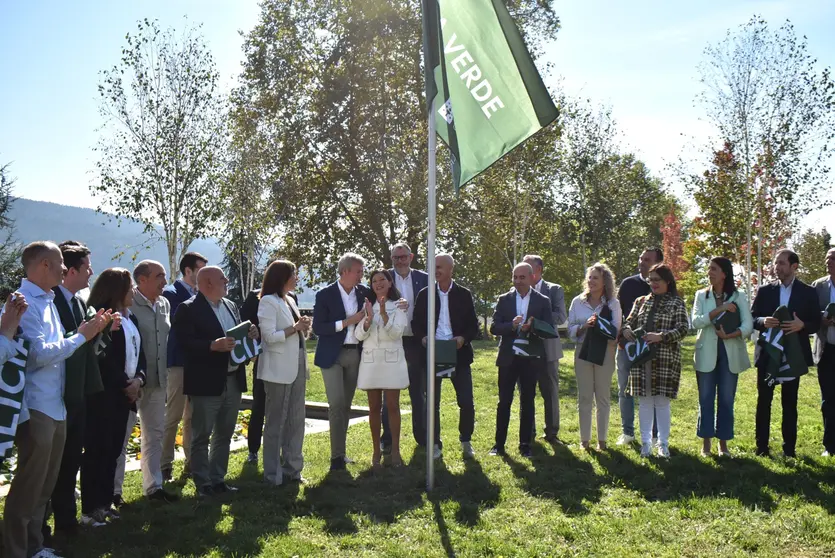 El presidente de la Xunta, Alfonso Rueda, junto a la conselleira Ángeles Vázquez, en la entrega de las Bandeiras Verdes de Galicia, que este año alcanzaron una cifra récord de 33 ayuntamientos premiados.