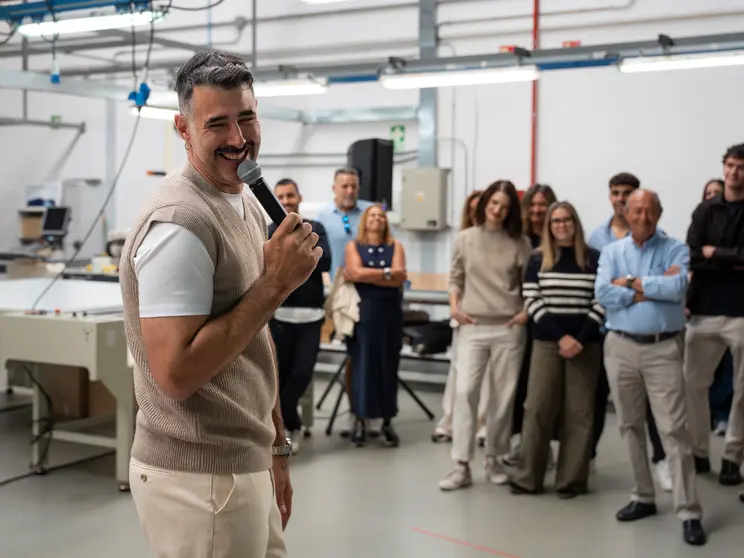El actor y humorista David Amor, anfitrión del evento de ETIEM en A Coruña, luciendo una de las prendas de la firma, que combina elegancia con comodidad.