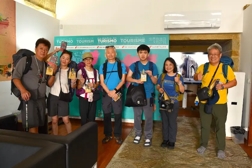 Peregrinos recebem as tradicionais "Biscoitas Milhas" e uma pulseira especial na Loja de Turismo de Valença, um acolhimento da cidade no Dia Nacional do Peregrino (13 de outubro).