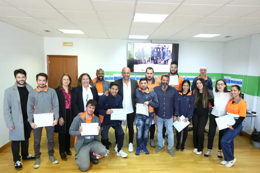 O alcalde do Porriño, Alejandro Lorenzo, xunto aos 16 mozos e mozas que finalizaron con éxito o programa de emprego "O Noso Encontro co Emprego", que combina formación e mellora de infraestruturas municipais.