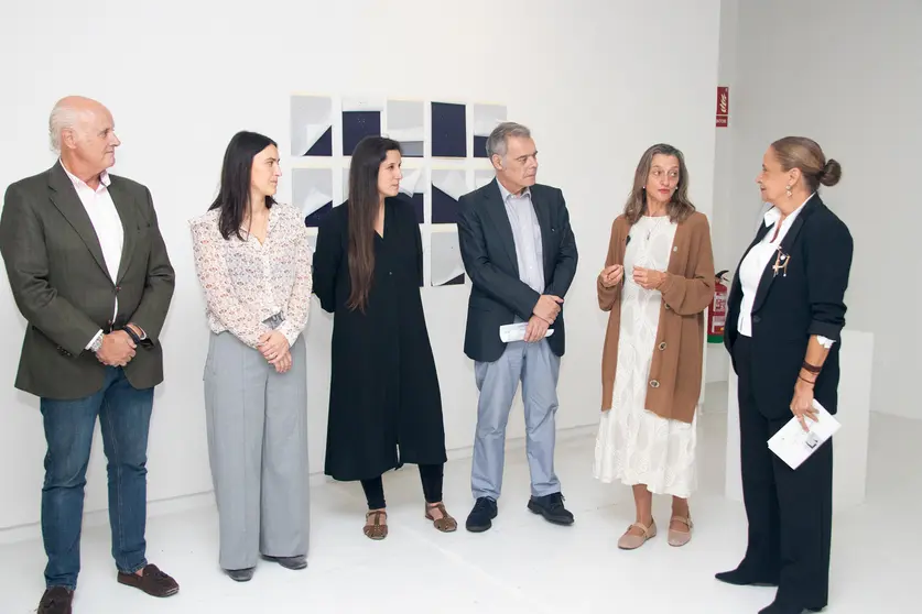 Primera Teniente de Alcalde, Carmela Silva, la vicerrectora de extensión universitaria, Susana Reboreda, la comisaria de la muestra, Basilisa Fiestras, y el director artístico de la Fundación Laxeiro, Javier Pérez Buján, durante la presentación de la exposición Interacciones. Espacio Cuerpo y Objeto.