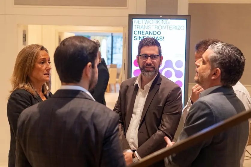 Pablo Fernández, secretario general de Empleo y Relaciones Laborales, y Marta Marino, directora general de Trabajo Autónomo y Economía Social, en la jornada "Networking Transfronterizo" en Vigo.