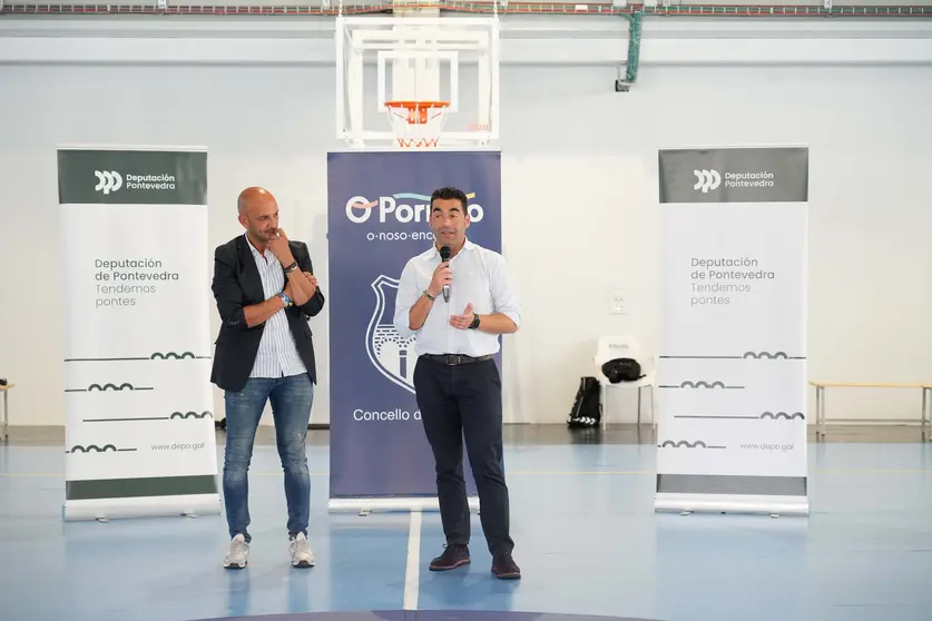 El presidente de la Deputación de Pontevedra, Luis López, junto al alcalde de O Porriño, Alejandro Lorenzo, durante la visita al renovado pabellón del CEIP Fernández López.
