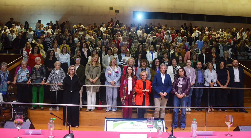 El presidente de la Xunta, Alfonso Rueda, junto a la vicepresidenta del Parlamento Gallego, Elena Candia, y la presidenta nacional de AFAMMER, Carmen Quintanilla, durante la clausura de la jornada sobre el compromiso y el liderazgo de las mujeres rurales en Santiago.