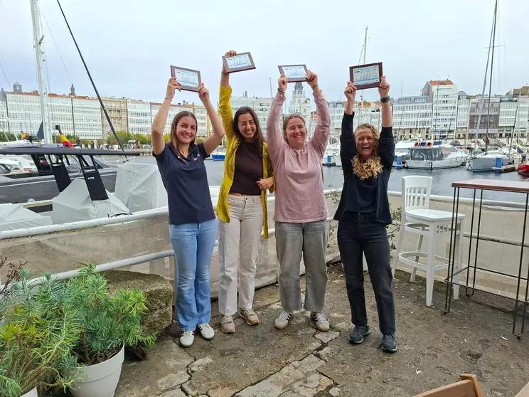 La tripulaci&oacute;n del NJ, con Iker Almandoz a la ca&ntilde;a (CN Hondarribia), celebra su victoria tras alzarse con el Campeonato de Espa&ntilde;a de Cruceros - Trofeo Loter&iacute;as con el Deporte en Baiona.