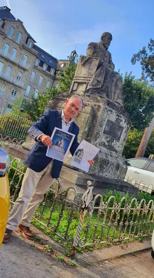 Maximino Fdez. Sendín, escritor y propietario del museo etnográfico Casa da Cruz, impulsor el homenaje.