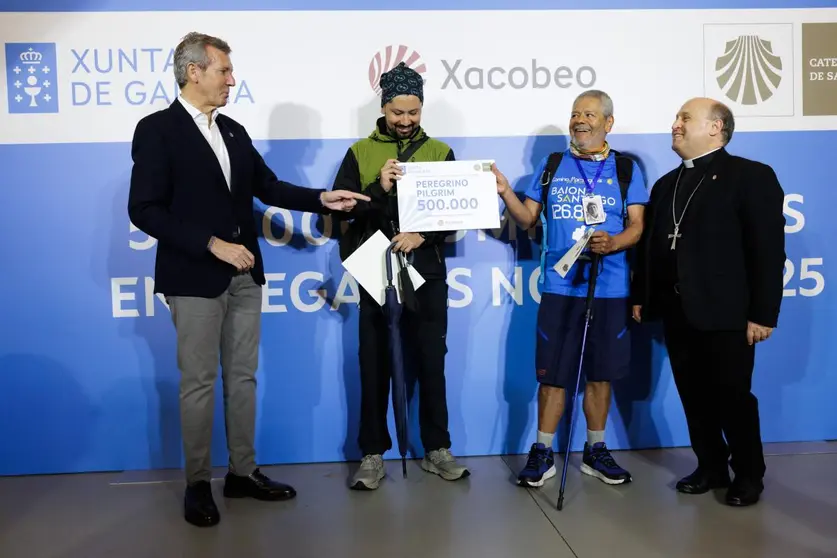 El presidente de la Xunta y el arzobispo de Santiago reciben al padre y al hijo de Colombia, peregrinos $500.000$ de este Xacobeo.