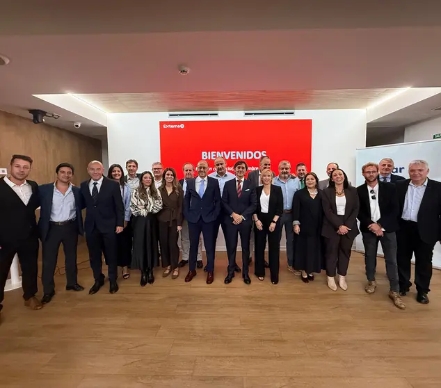 El equipo comercial de Externa, junto a su CEO, Pastor López Docampo, y el director general, Fernando Berdugo, durante la convención celebrada en el Club Empresarial Nordés de A Coruña.