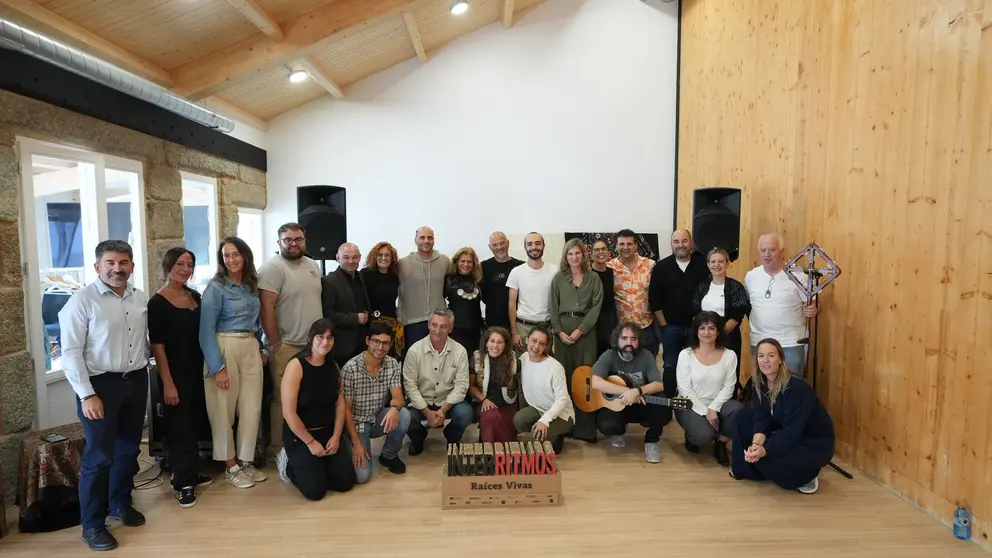 Residentes e autoridades durante o acto de clausura da residencia artística Interritmos: Raíces Vivas, celebrada en Ponteareas.