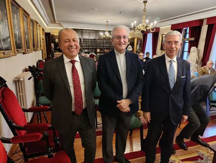 El director de la Fundación Catedral de Santiago, Daniel Lorenzo Santos, junto al ecónomo de la Archidiócesis, Fernando Barros Fornos, y el presidente de la RSEAPS, Francisco Loimil Garrido, durante la mesa de debate.