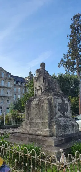 Estatua de Enrique Peinador en Mondariz Balneario.