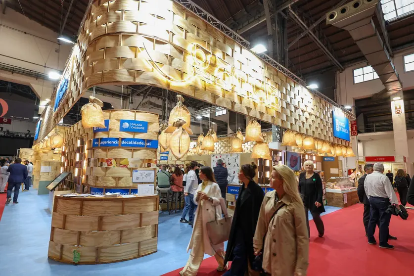 Zona expositiva del pabellón de Galicia en el Gastronomic Forum Barcelona, donde doce empresas muestran la calidad y diversidad de los productos gallegos.