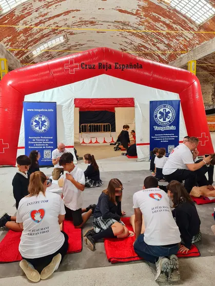 Alumnado dos colexios de Ponteareas practica manobras básicas de reanimación cardiopulmonar sobre maniquíes durante a xornada “As túas mans salvan vidas”.