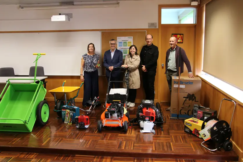 Momento da entrega do novo equipamento de jardinagem à Escola Básica de Sabadim, iniciativa da Câmara de Arcos de Valdevez para apoiar projetos educativos e ambientais.