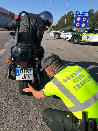 Un axente da Garda Civil de Tráfico revisa o estado dos pneumáticos dunha motocicleta no marco do Plan Especial de Vixilancia de pneumáticos e luces activado pola DXT en Galicia.