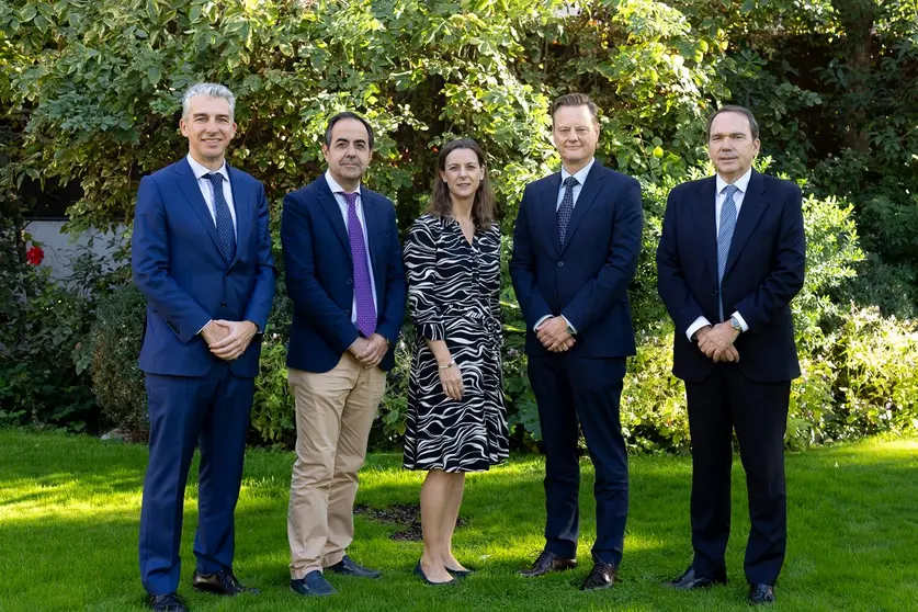 De izquierda a derecha: James Dodd, catedrático de Medicina Respiratoria en la Universidad de Bristol y consultor del NHS; Sarah Cowley, ministra consejera de la Embajada británica en España; y Guillermo de Juan, vicepresidente de Relaciones Institucionales y Comunicación de GSK en España y Europa, durante el encuentro sobre EPOC celebrado en la sede de la Embajada británica en Madrid.