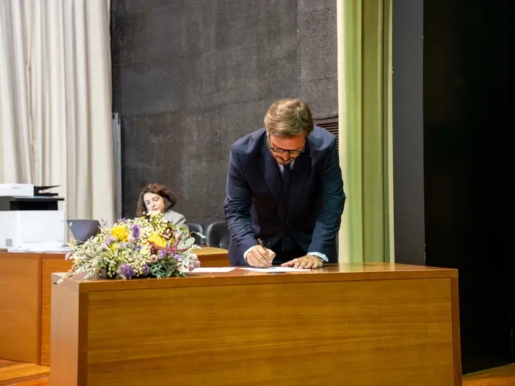 Vasco Ferraz firma el acta de toma de posesión, iniciando su segundo mandato como presidente de la Cámara Municipal de Ponte de Lima.