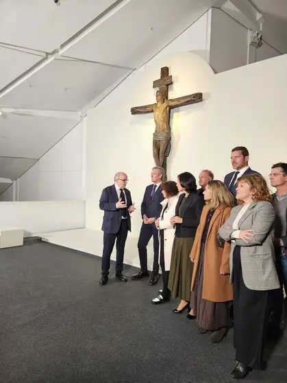 Las autoridades durante la inauguraci&oacute;n de la exposici&oacute;n, junto a representantes de la organizaci&oacute;n y del &aacute;mbito cultural.