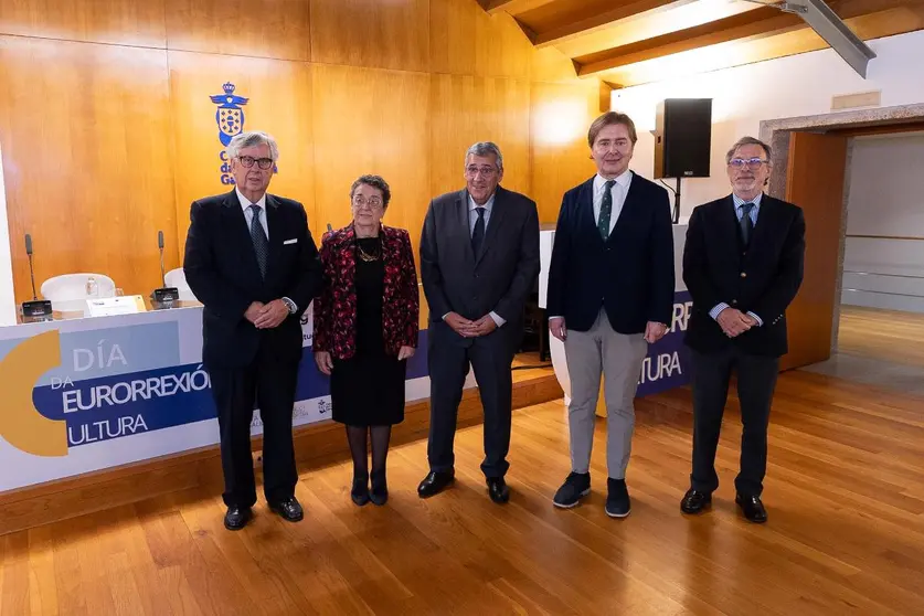 Jesús Gamallo, director xeral de Relacións Exteriores e coa UE, en representación da Xunta de Galicia; Juan Vieites, presidente do Consello da Cultura Galega; António Cunha, presidente da Comissão de Coordenação e Desenvolvimento Regional do Norte de Portugal; e a vicepresidenta do Consello da Cultura Galega, Rosario Álvarez, durante o acto central do Día da Eurorrexión, celebrado na sede do CCG e dedicado á cultura como vínculo entre Galicia e o Norte de Portugal.