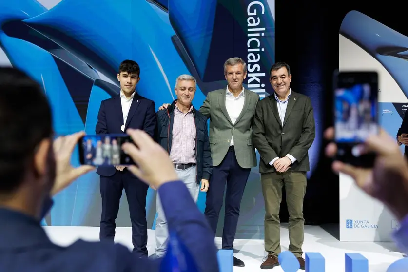 El presidente de la Xunta, Alfonso Rueda, junto al ganador del GaliciaSkills 2025 en Instalaciones Eléctricas, Pablo Benade, y su profesor, Anxo Iglesias, durante la entrega de premios celebrada en la Feria Internacional de Galicia ABANCA, en Silleda.