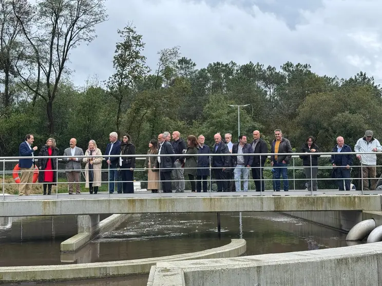 La alcaldesa Nava Castro, junto a miembros del gobierno local y representantes de las administraciones, durante la inauguración de la nueva depuradora de A Moscadeira.