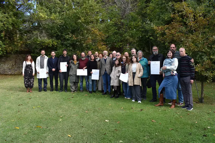 Los galardonados del Premio Juana de Vega de Intervenciones en el Paisaje 2025, junto al jurado y representantes de la Fundación, posan al aire libre tras la entrega de los reconocimientos a los proyectos que mejoran y embellecen el territorio gallego con criterios de sostenibilidad y respeto al entorno.