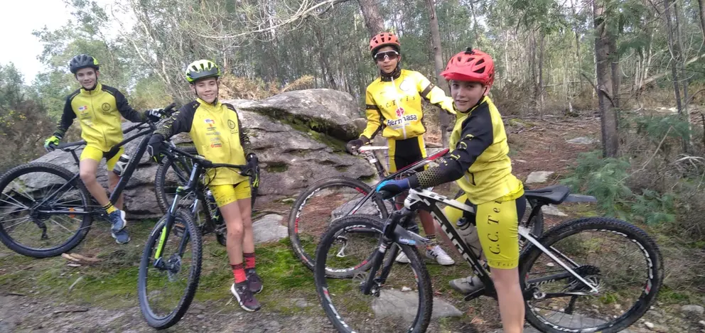 Cuatro jóvenes ciclistas del Club Ciclista Teis durante una jornada de entrenamiento en el Parque do Vixiador, punto de encuentro habitual de la escuela.