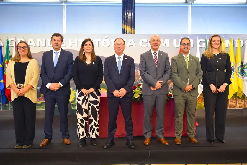 O novo Executivo Municipal de Valença, liderado pelo Presidente José Manuel Carpinteira, reúne cinco vereadores do PS e dois do PSD, dando início a um mandato focado no desenvolvimento sustentável, na proximidade com os cidadãos e na continuidade dos projetos estratégicos do concelho.