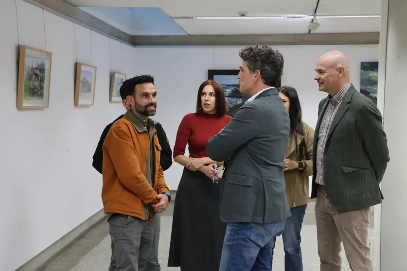 O delegado territorial da Xunta en Lugo, Javier Arias (esquerda), xunto ao artista Oniel Rodríguez (dereita), durante a inauguración da mostra "Grazas Galicia" na Delegación Territorial.