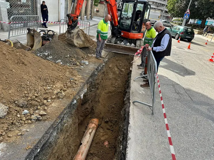 Zanja abierta en la calle Rosalía de Castro durante las obras de reparación del subsuelo, en las que se sustituyeron las canalizaciones en mal estado para poner fin a los hundimientos y filtraciones.