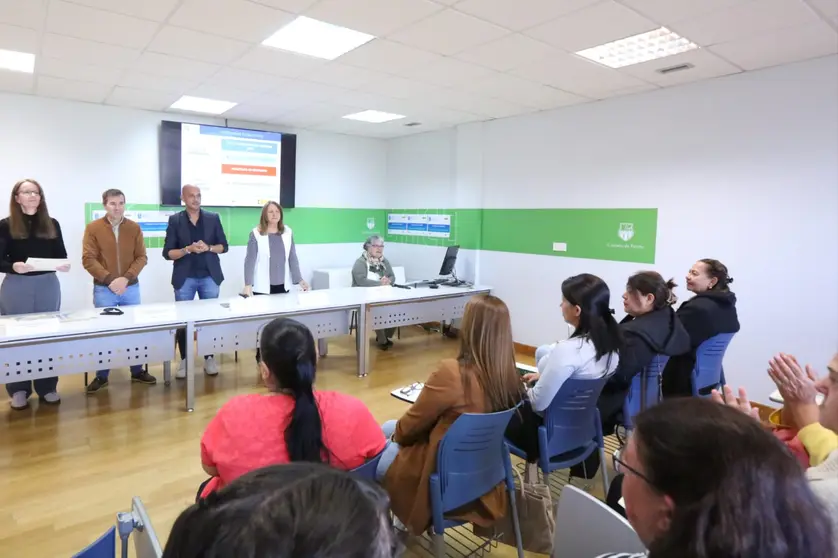 El alcalde de O Porriño, Alejandro Lorenzo, junto al equipo técnico y participantes del Programa Integrado de Empleo, durante el acto de clausura celebrado en el multiusos de Torneiros.