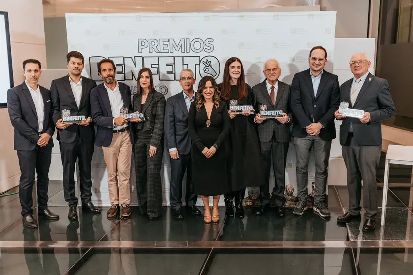 Representantes de Gadis, Santos y Xenera, junto a las autoridades y miembros de la Unión de Consumidores de Galicia, durante la entrega de los Premios Benfeito de Consumo en la Sala Eisenman de la Cidade da Cultura.