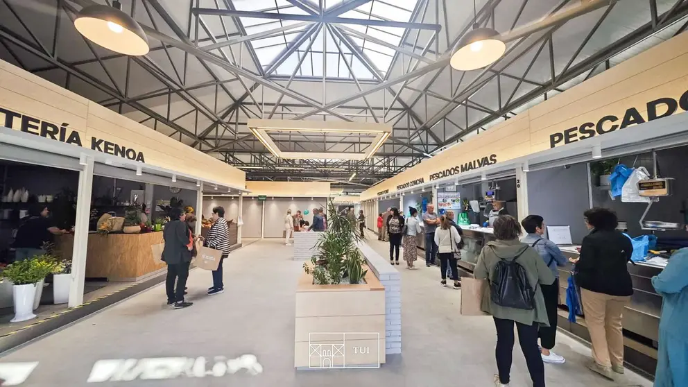 Corazón comercial de Tui. O Mercado de San Antonio alberga 20 postos fixos, con froita, peixe e produtos gourmet, e busca agora sumar cinco novos negocios para diversificar a súa oferta.