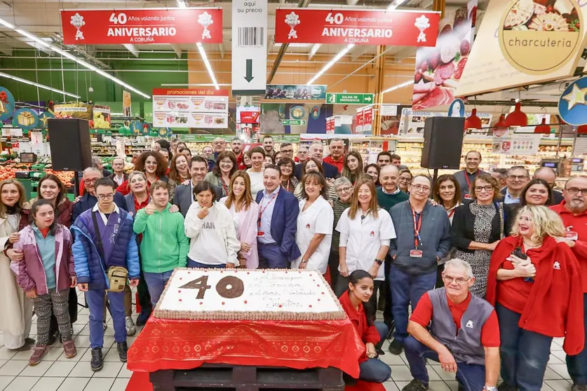J. Pablo Jiménez Jiménez, director territorial de Alcampo en Galicia; Sol María Vázquez Abeal, gerente del Instituto Galego do Consumo e da Competencia, y Daniel Enríquez Rosende, director del Hipermercado de Alcampo A Coruña, en el corte de tarta de celebración del 40 aniversario del Hipermercado de A Coruña.
