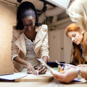 Liderazgo y dedicación femenina en el entorno laboral.