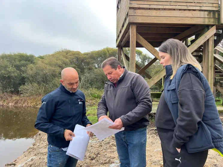 El alcalde de O Porriño, Alejandro Lorenzo, supervisa los avances en la restauración ecológica de las Gándaras de Budiño, un proyecto de 800.000 euros para proteger el sapoconcho europeo y restaurar los humedales.