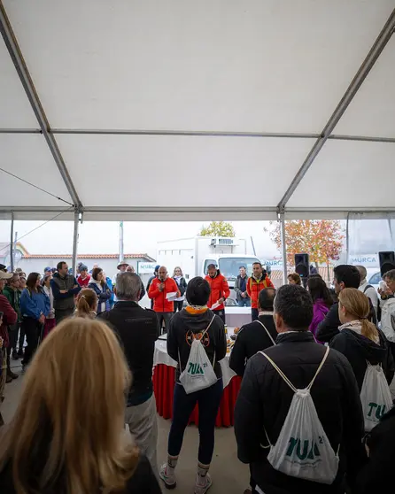 Ambiente animado sob a tenda no Tua Walking Festival, onde participantes e produtores locais partilham a gastronomia e os produtos típicos, consolidando o "turismo de 360°" do evento.