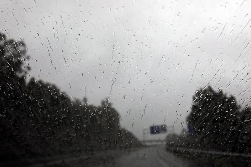 El temporal costero en A Coruña y Pontevedra se hace sentir también en las vías, con precipitaciones intensas y cielos cerrados.