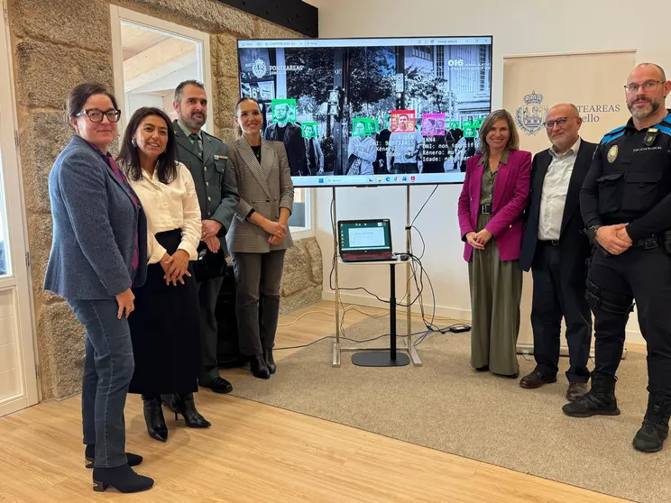 La alcaldesa de Ponteareas, Nava Castro, acompañada por la concelleira de Benestar Social, Raquel Plana, la decana de Comunicación de la UVigo, Emma Torres, el subdelegado del Gobierno, Abel Losada, y representantes de la Guardia Civil y Policía Local, durante la presentación de la campaña "Detecta e Actúa" contra la violencia de género.