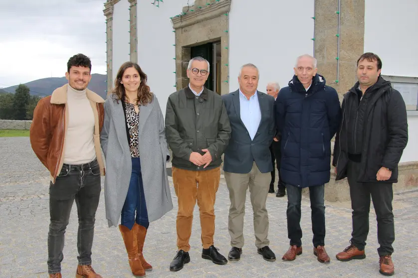 O Padre Orlando Carreira (ao centro), ladeado pelo Presidente da Câmara de Arcos de Valdevez, Olegário Gonçalves, e outras autoridades, nos exteriores da paróquia de S. Martinho de Mei, após a Missa de homenagem.