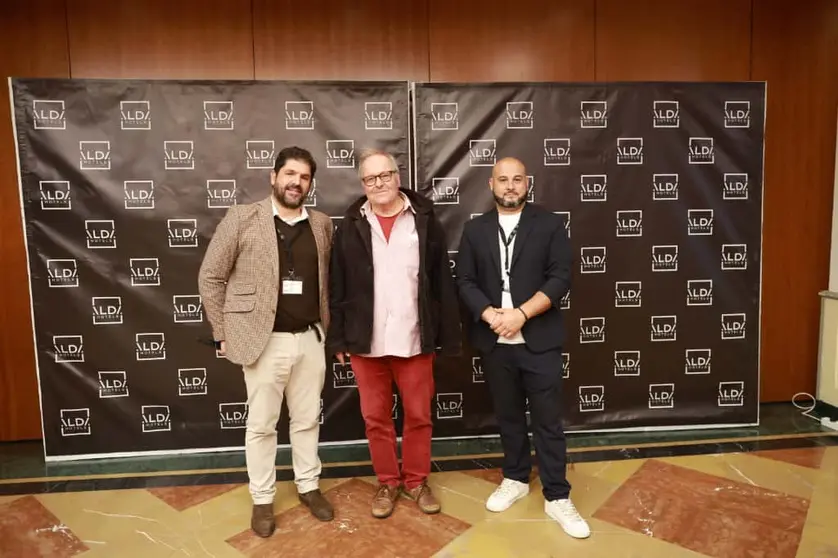 Christoph Strieder, Concejal de Turismo de Zamora (centro), flanqueado por Alberto Rodríguez Boo (izquierda), CEO de Alda Hotels, y Fran Moreno (derecha), CEO de InsideHome, durante la presentación de Niuco Homes en el hotel Alda Mercado de Zamora. Strieder valoró la elección de la ciudad para el anuncio de esta nueva sociedad.