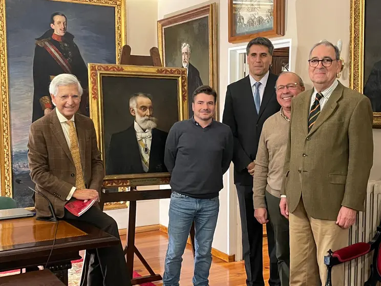Ramón Yzquierdo Peiró, director del Museo de la Catedral de Santiago (izquierda), en el momento de presentar al ponente, junto a Santiago Bermejo Díaz de Rábago (derecha), bisnieto del homenajeado y presidente de la mesa.