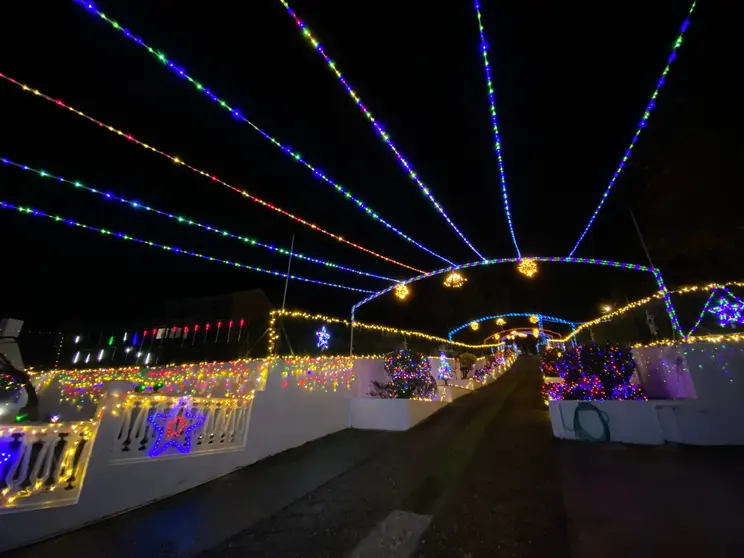Wanda Veloz y Manuel Alonso durante el encendido navideño de su vivienda en Camposancos, que este año supera las 325.000 luces LED y se consolida como uno de los reclamos festivos más visitados de A Guarda.