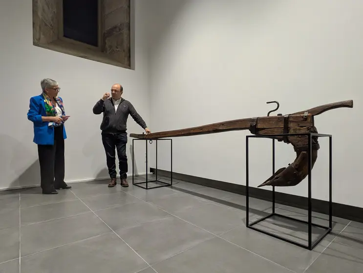 A cambela doada polo MUVICLA, xunto a representantes do Museo do Pobo Galego durante o acto de entrega.