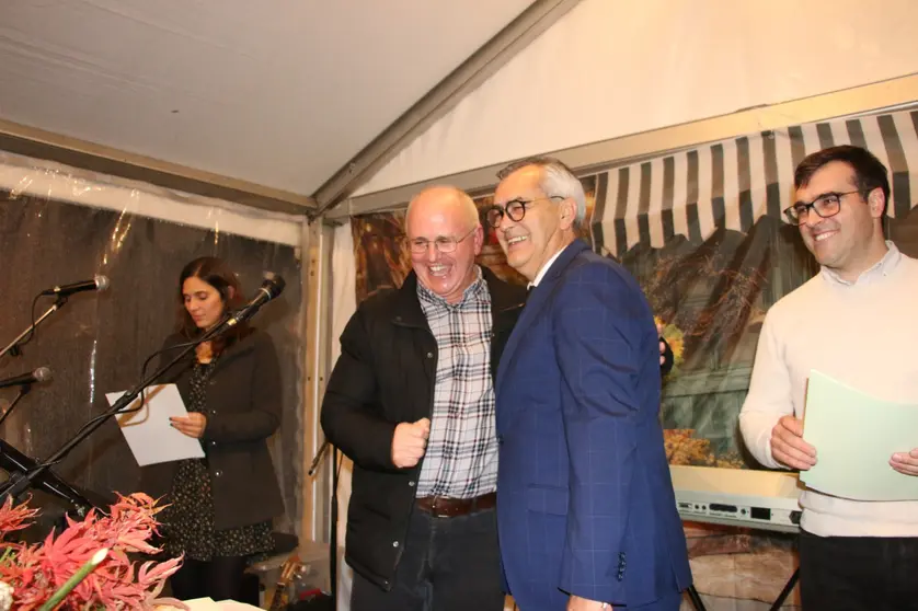 El O presidente Olegário Gonçalves conversa com o presidente da ARCA, Luís Miguel Sousa, durante a Feira das Merendas de Aguiã.