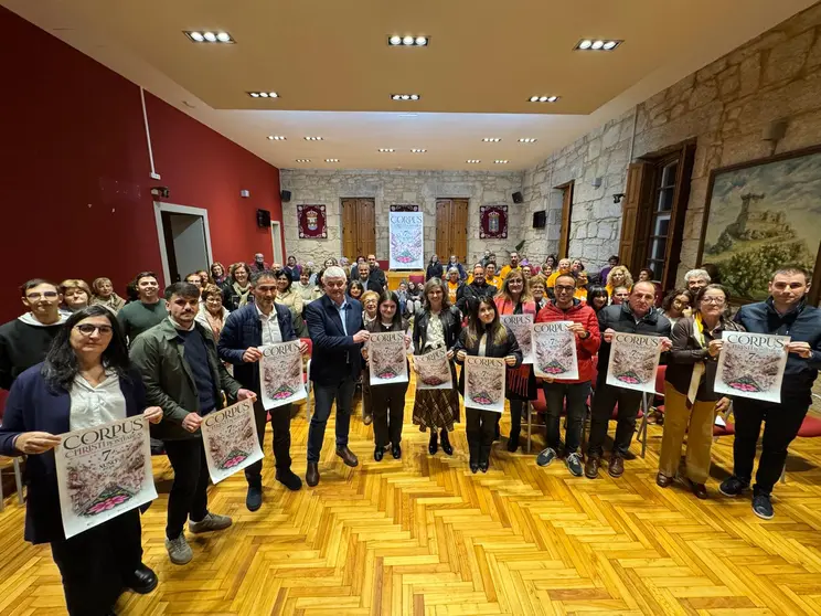 A alcaldesa Nava Castro e o tenente de alcaldesa Juan Carlos Glez Carrera presentan o cartel do Corpus Christi 2026, obra da ponteareá Estela Martínez Pérez.