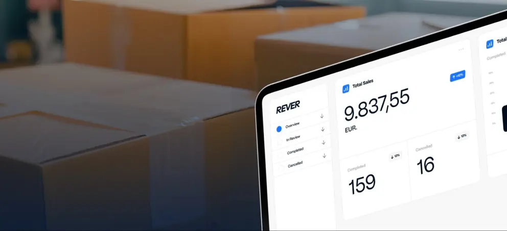 Cajas de devoluciones procesadas frente a un ordenador, símbolo del fuerte incremento de retornos que acompaña al Black Friday en el comercio electrónico.