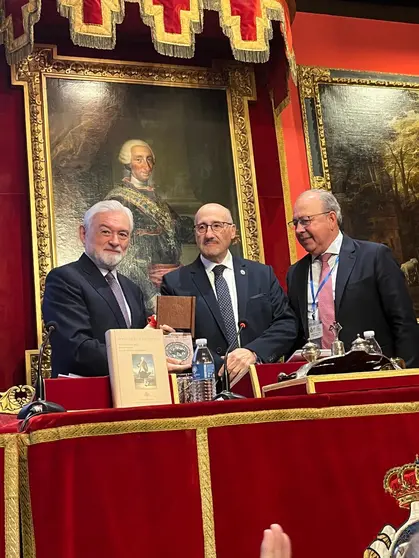 O exreitor da USC e ex director da RAE, Darío Villanueva, durante o acto de entrega do Premio de Ensayo Amigos del País 2025.
